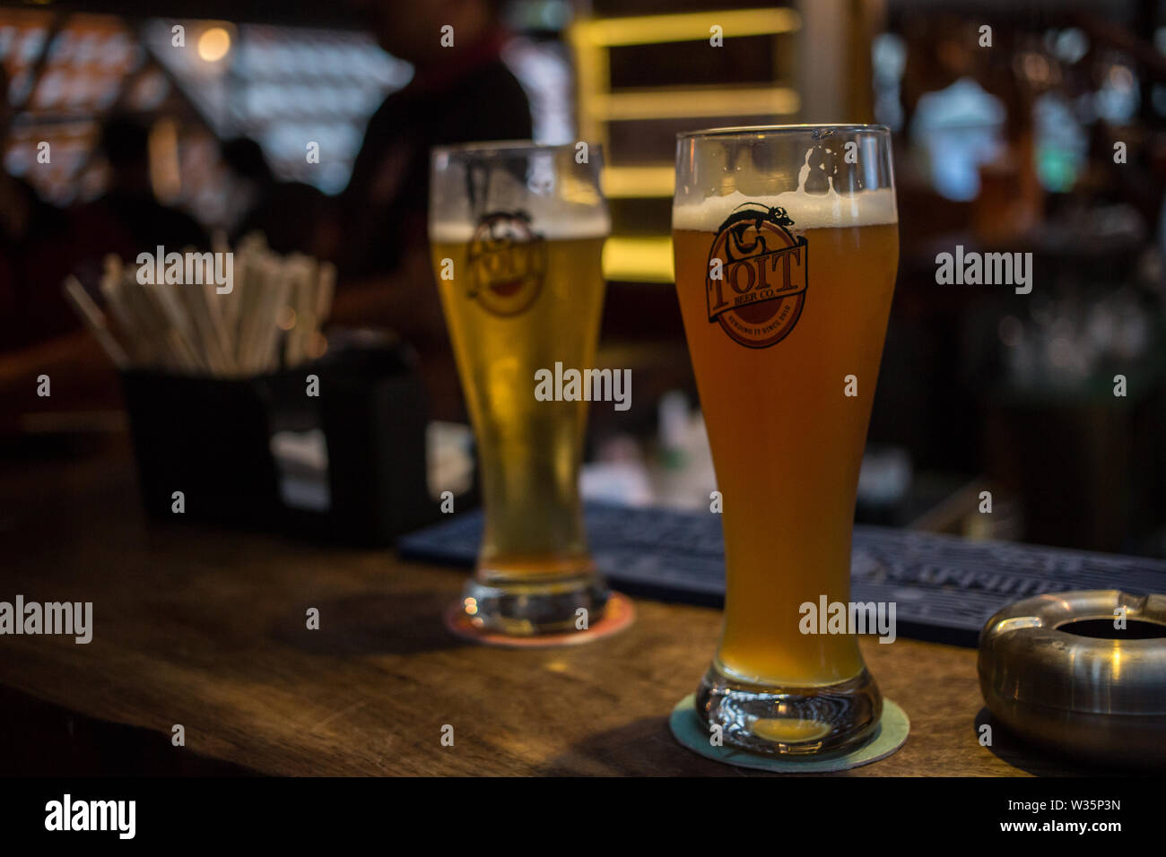Zwei Gläser Bier an der Mikrobrauerei Toit in Bangalore, Indien. Stockfoto