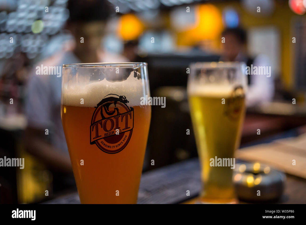 Zwei Gläser Bier an der Mikrobrauerei Toit in Bangalore, Indien. Stockfoto