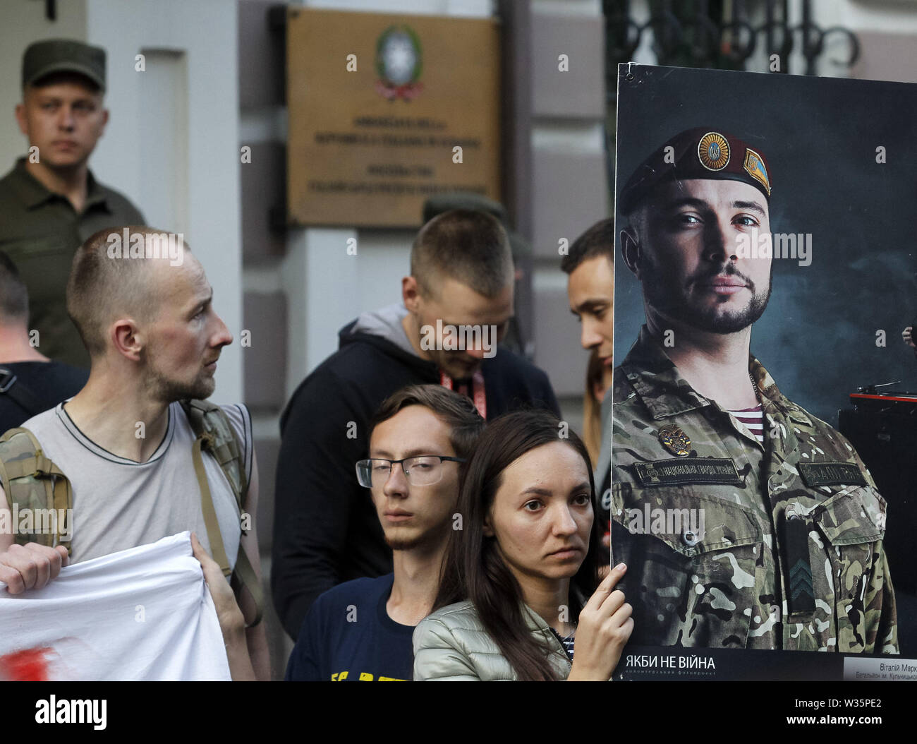 Juli 12, 2019 - Kiew, Ukraine - Ukrainisch Aktivisten halten Sie ein Portrait von ukrainischen Soldaten Vitaliy Markiv anspruchsvolle seiner Freigabe, vor die Botschaft von Italien in Kiew, Ukraine, am 12. Juli 2019. Ein italienisches Gericht am 12. Juli 2019 verurteilte einen ukrainischen ehemaligen National Guard commander Vitaliy Markiv auf 24 Jahre im Gefängnis für den Mord an einer Fotografin Andrea Rocchelli und seine Übersetzerin in den frühen Tagen des Konflikts im Osten der Ukraine. Ukrainische Soldaten Vitaly Markiv war im Prozess um die Tötung von Italienischen Fotografin Andrea Rocchelli und seine russische assistant Andrei Mironov in M Stockfoto