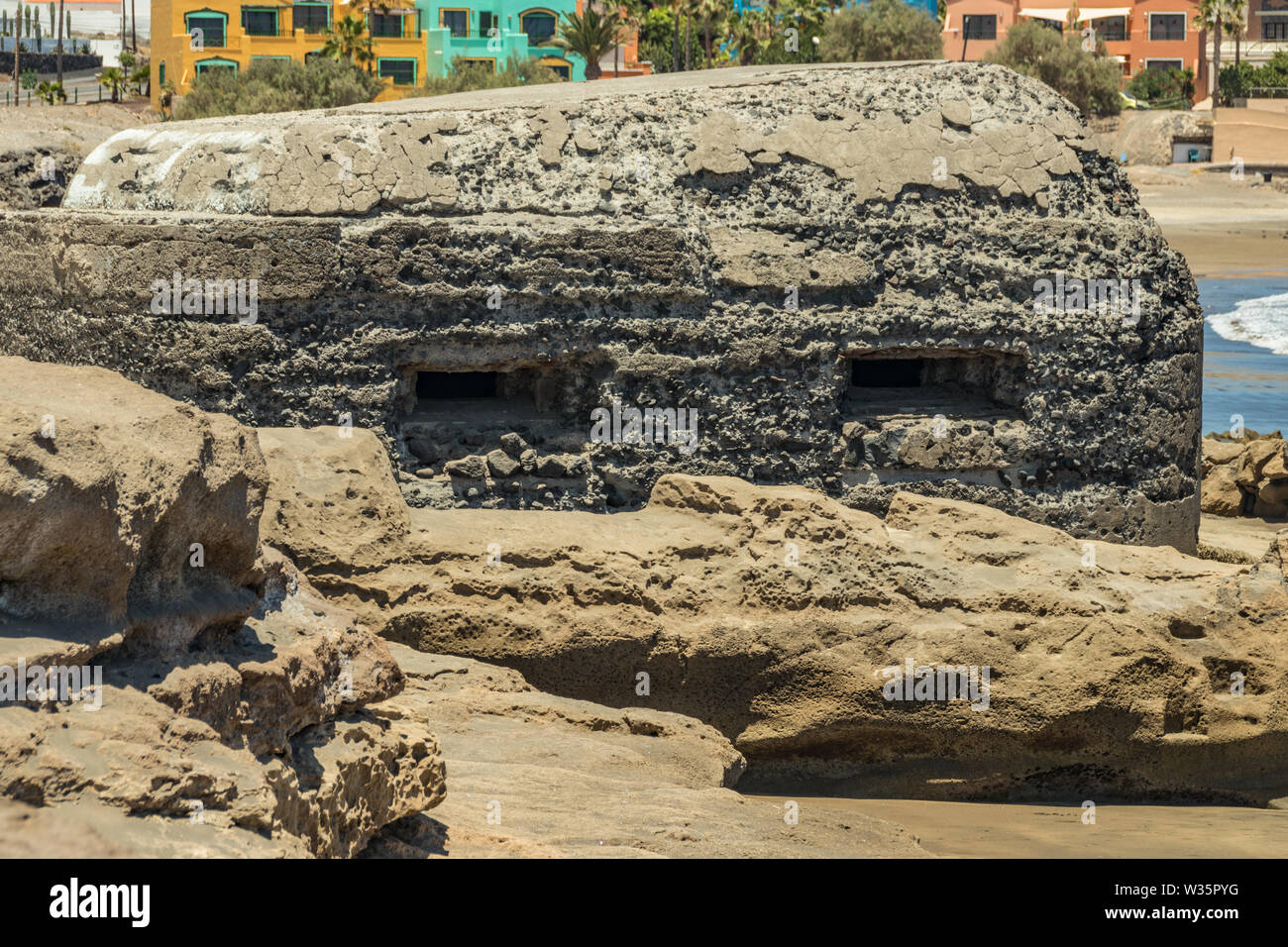 Außerhalb detaillierte Ansicht von schlupfloch der alten militärischen Bunker an der Südküste von El Medano. Teneriffa, Kanarische Inseln, Spanien. Stockfoto