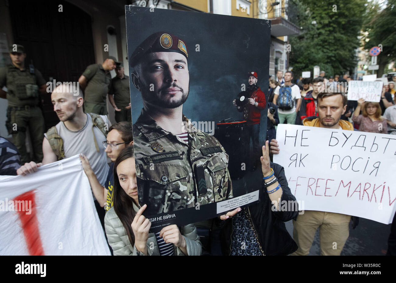 Juli 12, 2019 - Kiew, Ukraine - Ukrainisch Aktivisten halten Sie ein Portrait von ukrainischen Soldaten Vitaliy Markiv anspruchsvolle seiner Freigabe, vor die Botschaft von Italien in Kiew, Ukraine, am 12. Juli 2019. Ein italienisches Gericht am 12. Juli 2019 verurteilte einen ukrainischen ehemaligen National Guard commander Vitaliy Markiv auf 24 Jahre im Gefängnis für den Mord an einer Fotografin Andrea Rocchelli und seine Übersetzerin in den frühen Tagen des Konflikts im Osten der Ukraine. Ukrainische Soldaten Vitaly Markiv war im Prozess um die Tötung von Italienischen Fotografin Andrea Rocchelli und seine russische assistant Andrei Mironov in M Stockfoto