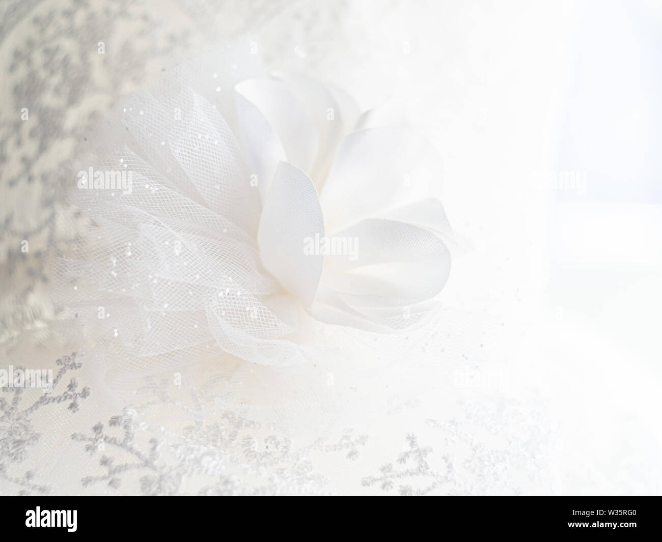 Hochzeit Kleid, Blumen, Schuhe, Ohrringe Stockfoto