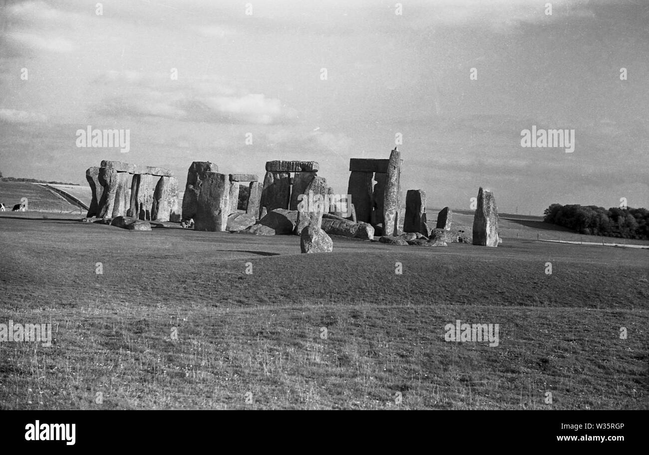 1950er Jahre, historisch, ein Blick über die Salisbury Plain in Wiltshire, zeigt die Sammlung von antiken Steinen, bekannt als Stonehenge, eines der bekanntesten Wahrzeichen Englands. Dieser alte Steinkreis, der etwa 9000 Jahre alt ist, ist älter als die Großen Pyramiden und das Römische Reich. Stockfoto