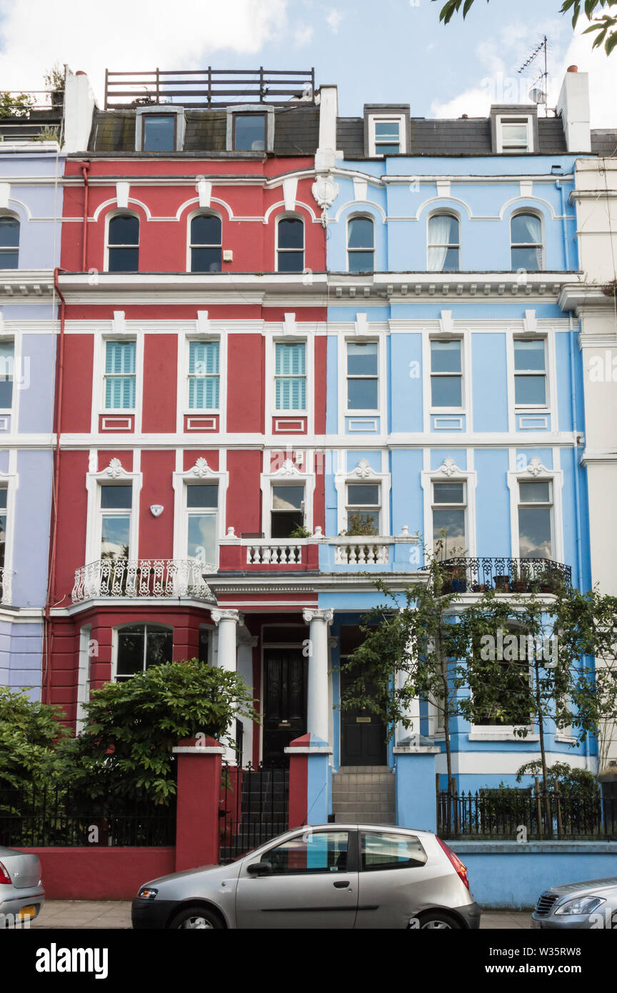 Vertikale Ansicht von berühmten bunten Häuser in Notting Hill, London, England an einem bewölkten Tag Stockfoto