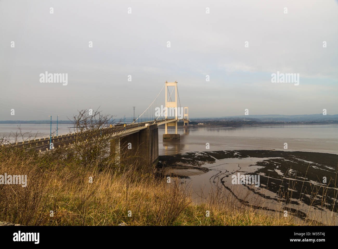 Schönen Morgen Licht auf elegante Suspension Bridge den Severn Crossing. Weitwinkel Stockfoto