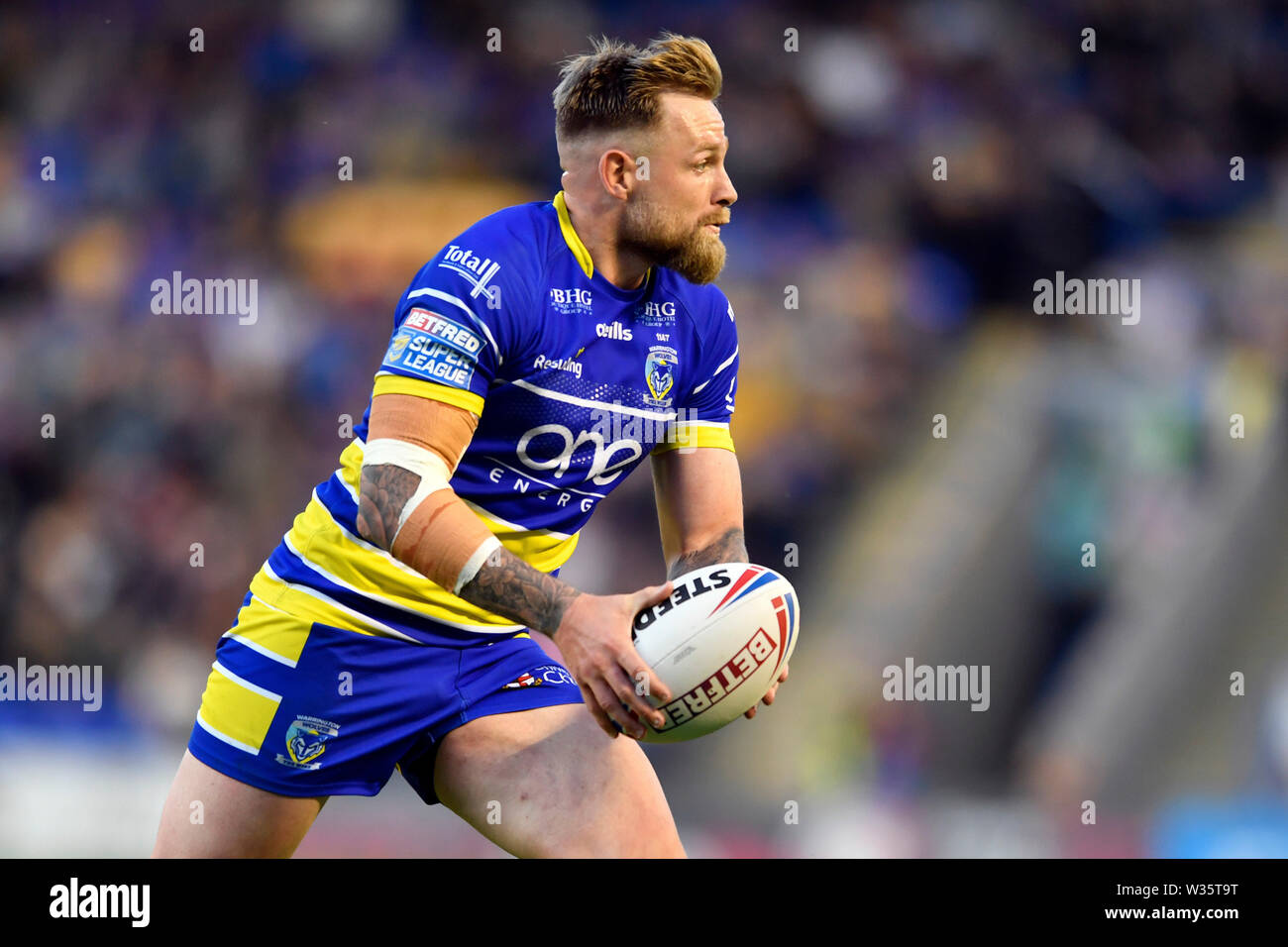 Warrington, Cheshire, UK. 12. Juli, 2019. RFL Rugby League, Warrington Wolves versus Salford Roten Teufel; Blake Austin von Warrington Wolves sucht nach einem Pass outlet Credit: Aktion plus Sport/Alamy leben Nachrichten Stockfoto