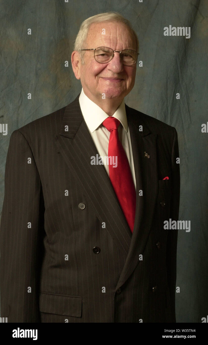 Los Angeles, Kalifornien, USA. 5. Juni 2002. Foto: Lido Anthony "Lee" iacocca war ein US-amerikanischer Automobil executive am besten für die Entwicklung des Ford Mustang und Pinto Autos bekannt, während in der Ford Motor Company in den 1960er Jahren und später dann für die Wiederbelebung der Chrysler Corporation als CEO in den 80er Jahren. Iacocca Vergehen am 2. Juli 2019 (im Alter von 94) in seinem Haus in Bel Air, Kalifornien. Armando Arorizo Credit: Armando Arorizo/Prensa Internacional/ZUMA Draht/Alamy leben Nachrichten Stockfoto
