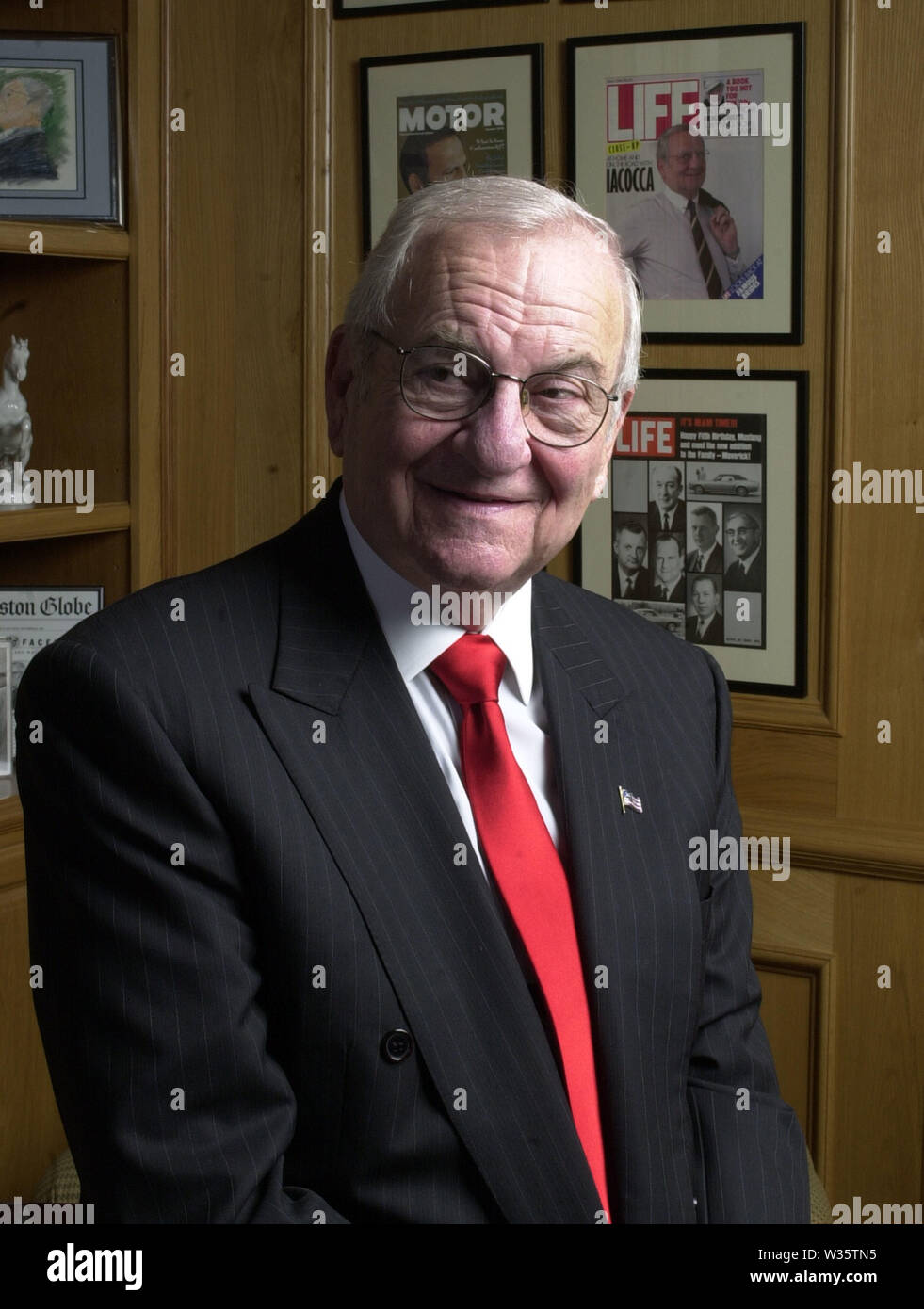 Los Angeles, Kalifornien, USA. 5. Juni 2002. Foto: Lido Anthony "Lee" iacocca war ein US-amerikanischer Automobil executive am besten für die Entwicklung des Ford Mustang und Pinto Autos bekannt, während in der Ford Motor Company in den 1960er Jahren und später dann für die Wiederbelebung der Chrysler Corporation als CEO in den 80er Jahren. Iacocca Vergehen am 2. Juli 2019 (im Alter von 94) in seinem Haus in Bel Air, Kalifornien. Armando Arorizo Credit: Armando Arorizo/Prensa Internacional/ZUMA Draht/Alamy leben Nachrichten Stockfoto
