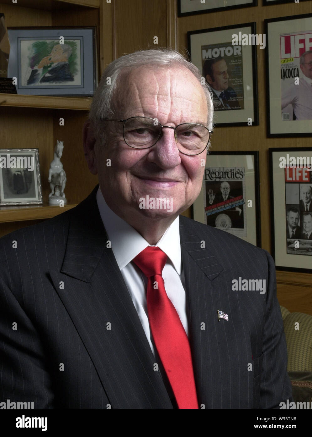 Los Angeles, Kalifornien, USA. 5. Juni 2002. Foto: Lido Anthony "Lee" iacocca war ein US-amerikanischer Automobil executive am besten für die Entwicklung des Ford Mustang und Pinto Autos bekannt, während in der Ford Motor Company in den 1960er Jahren und später dann für die Wiederbelebung der Chrysler Corporation als CEO in den 80er Jahren. Iacocca Vergehen am 2. Juli 2019 (im Alter von 94) in seinem Haus in Bel Air, Kalifornien. Armando Arorizo Credit: Armando Arorizo/Prensa Internacional/ZUMA Draht/Alamy leben Nachrichten Stockfoto