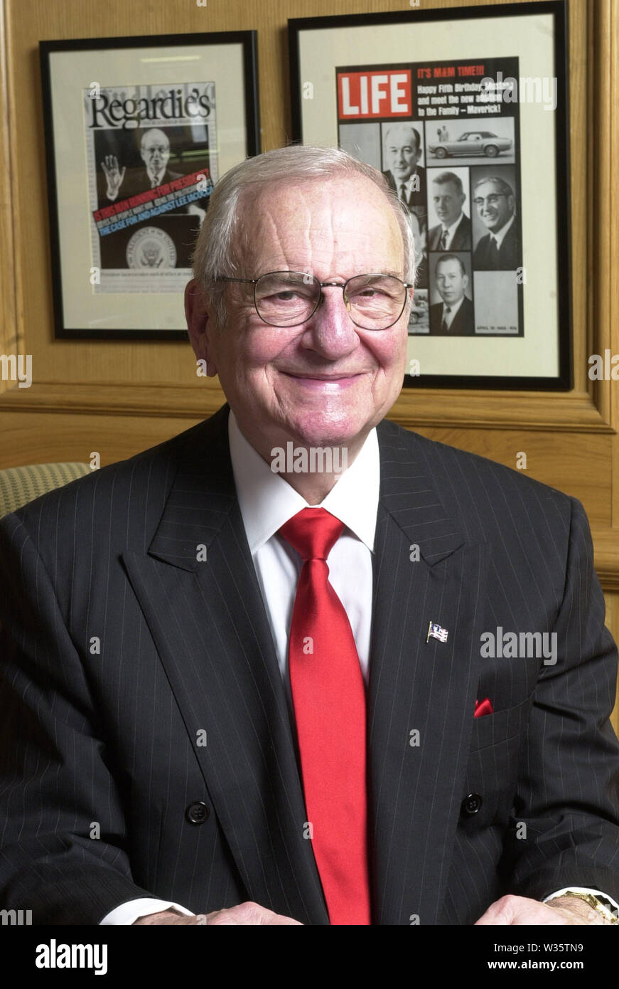 Los Angeles, Kalifornien, USA. 5. Juni 2002. Foto: Lido Anthony "Lee" iacocca war ein US-amerikanischer Automobil executive am besten für die Entwicklung des Ford Mustang und Pinto Autos bekannt, während in der Ford Motor Company in den 1960er Jahren und später dann für die Wiederbelebung der Chrysler Corporation als CEO in den 80er Jahren. Iacocca Vergehen am 2. Juli 2019 (im Alter von 94) in seinem Haus in Bel Air, Kalifornien. Armando Arorizo Credit: Armando Arorizo/Prensa Internacional/ZUMA Draht/Alamy leben Nachrichten Stockfoto