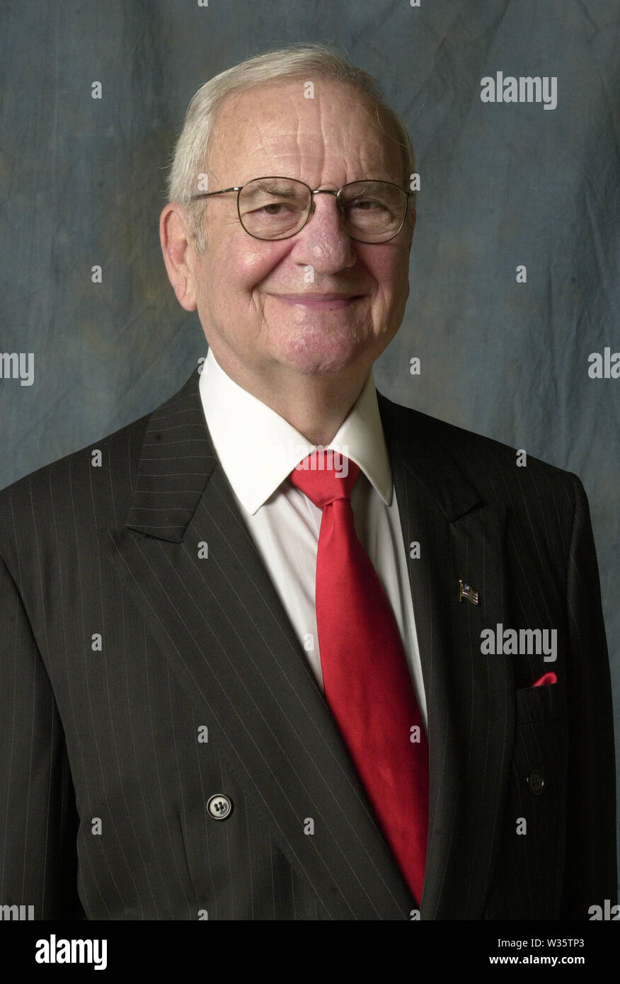 Los Angeles, Kalifornien, USA. 5. Juni 2002. Foto: Lido Anthony "Lee" iacocca war ein US-amerikanischer Automobil executive am besten für die Entwicklung des Ford Mustang und Pinto Autos bekannt, während in der Ford Motor Company in den 1960er Jahren und später dann für die Wiederbelebung der Chrysler Corporation als CEO in den 80er Jahren. Iacocca Vergehen am 2. Juli 2019 (im Alter von 94) in seinem Haus in Bel Air, Kalifornien. Armando Arorizo Credit: Armando Arorizo/Prensa Internacional/ZUMA Draht/Alamy leben Nachrichten Stockfoto