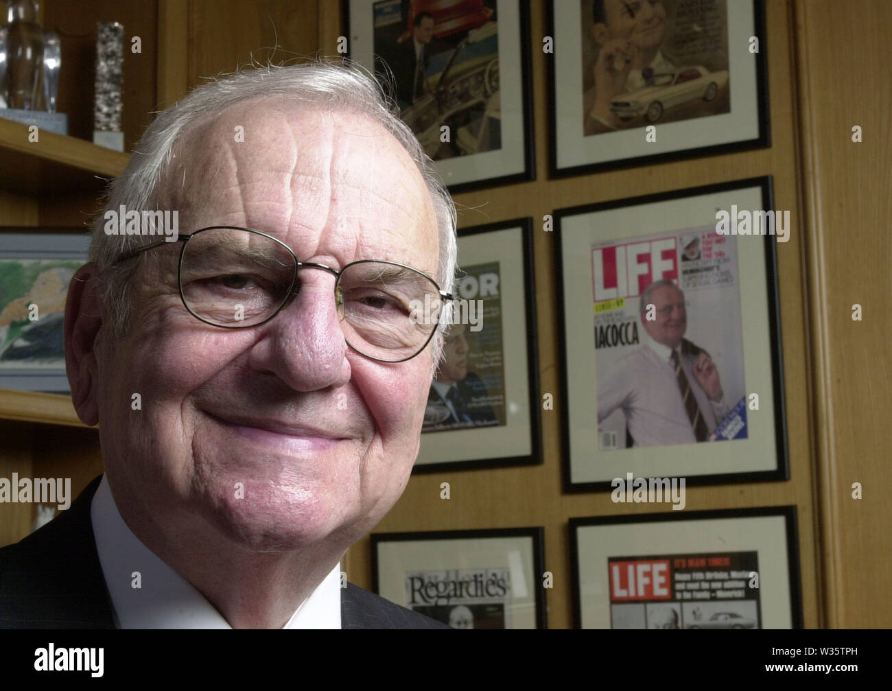 Los Angeles, Kalifornien, USA. 5. Juni 2002. Foto: Lido Anthony "Lee" iacocca war ein US-amerikanischer Automobil executive am besten für die Entwicklung des Ford Mustang und Pinto Autos bekannt, während in der Ford Motor Company in den 1960er Jahren und später dann für die Wiederbelebung der Chrysler Corporation als CEO in den 80er Jahren. Iacocca Vergehen am 2. Juli 2019 (im Alter von 94) in seinem Haus in Bel Air, Kalifornien. Armando Arorizo Credit: Armando Arorizo/Prensa Internacional/ZUMA Draht/Alamy leben Nachrichten Stockfoto