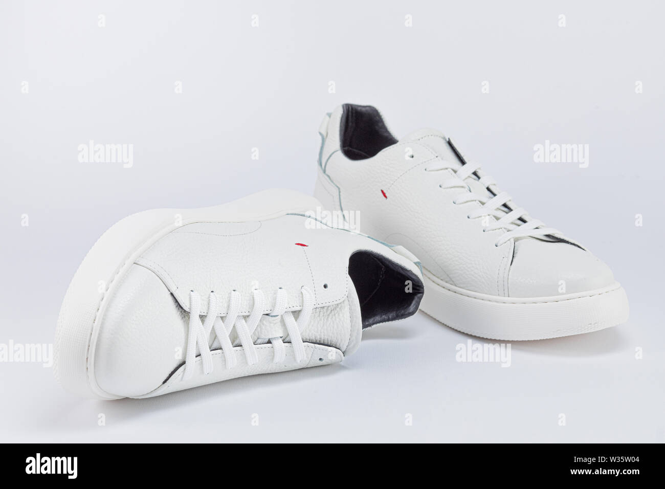 Weiße Sneaker für den Hintergrund. Herrenschuhe Stockfoto