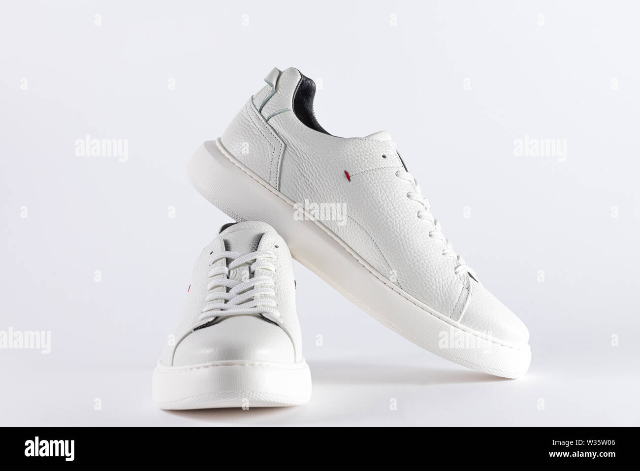 Weiße Sneaker für den Hintergrund. Herrenschuhe Stockfoto