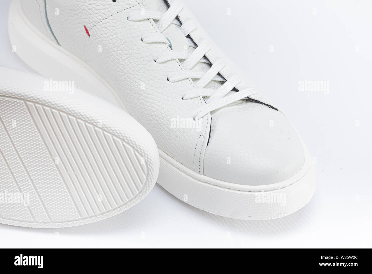 Weiße Sneaker für den Hintergrund. Herrenschuhe Stockfoto