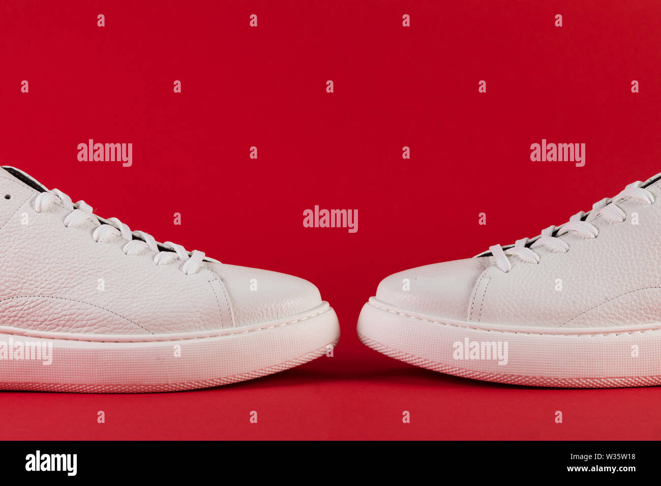 Weiße Sneaker für den Hintergrund. Herrenschuhe Stockfoto