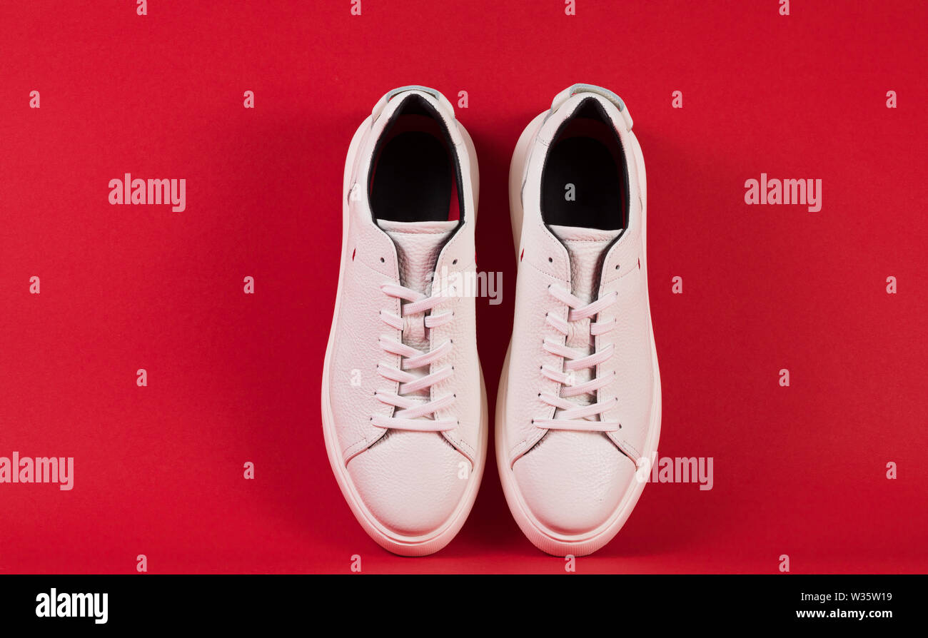 Weiße Sneaker für den Hintergrund. Herrenschuhe Stockfoto
