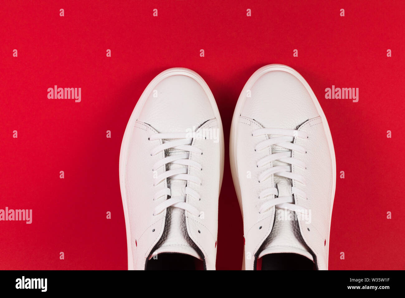 Weiße Sneaker für den Hintergrund. Herrenschuhe Stockfoto