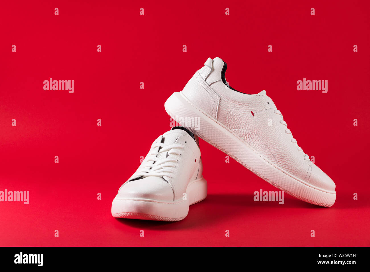 Weiße Sneaker für den Hintergrund. Herrenschuhe Stockfoto