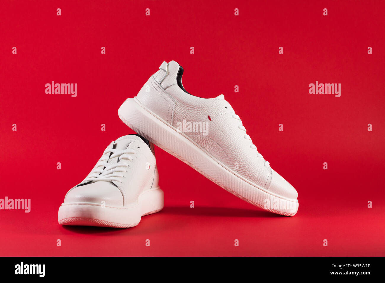 Weiße Sneaker für den Hintergrund. Herrenschuhe Stockfoto