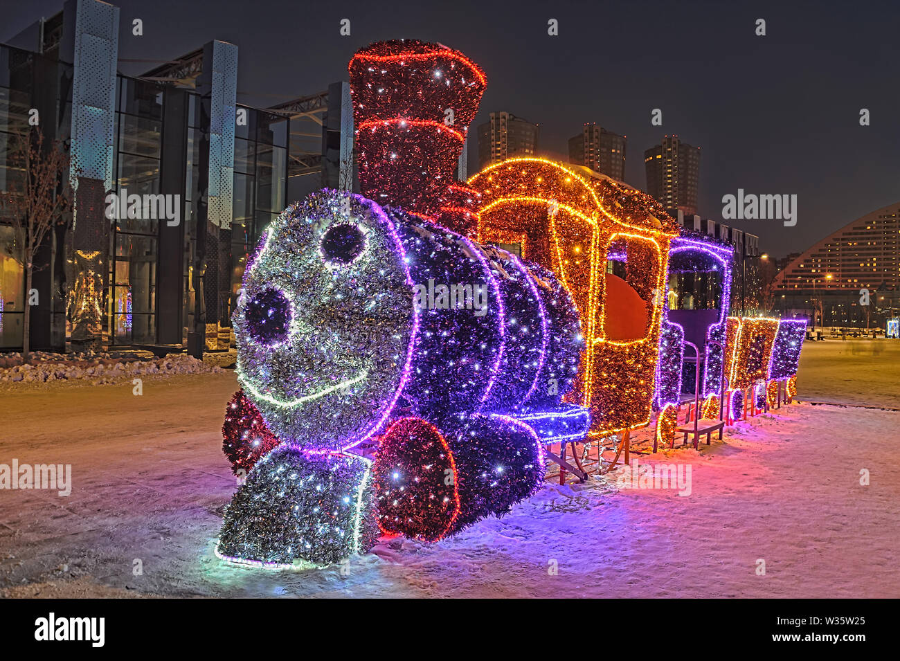 = Neues Jahr Zug von Romashkovo an chodynka = Neues Jahr LED-Installation eines lustigen Zug, der kleine Held der populären sowjetischen Animation Film "Tra Stockfoto