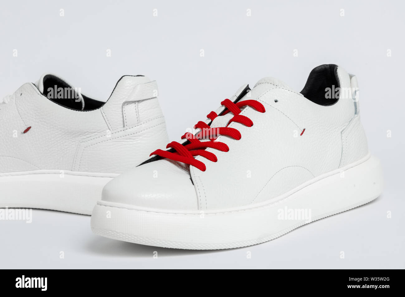 Neue weiße Sneakers sport Herren Schuhe, in der Nähe Stockfoto