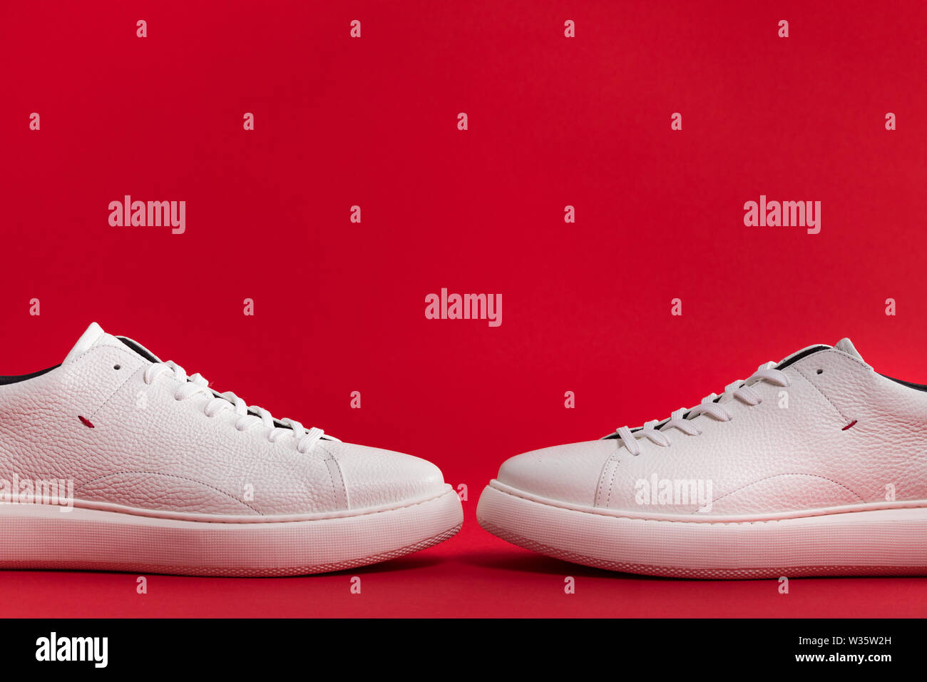 Weiße Sneaker für den Hintergrund. Herrenschuhe Stockfoto