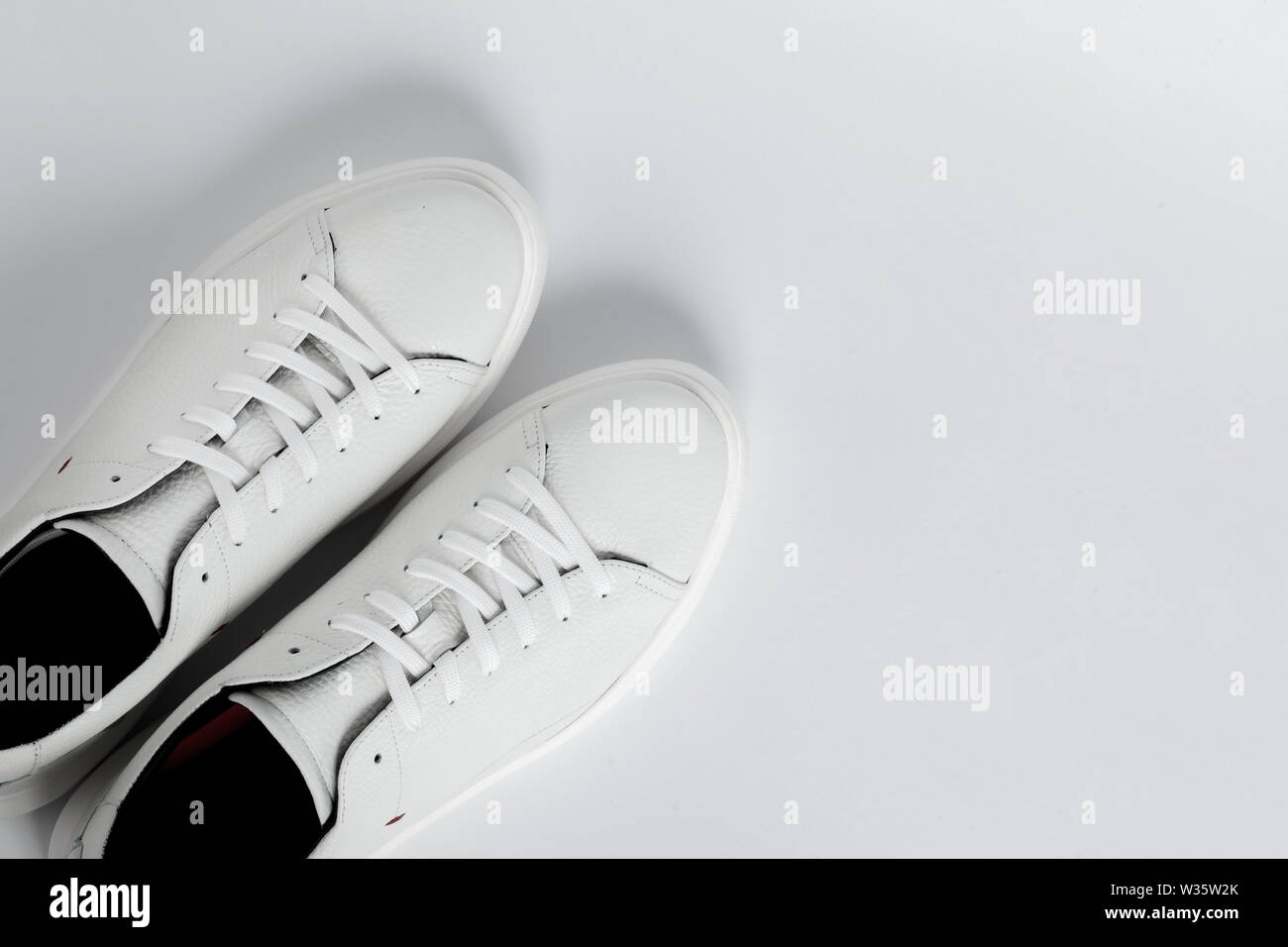 Neue weiße Sneakers sport Herren Schuhe, in der Nähe Stockfoto