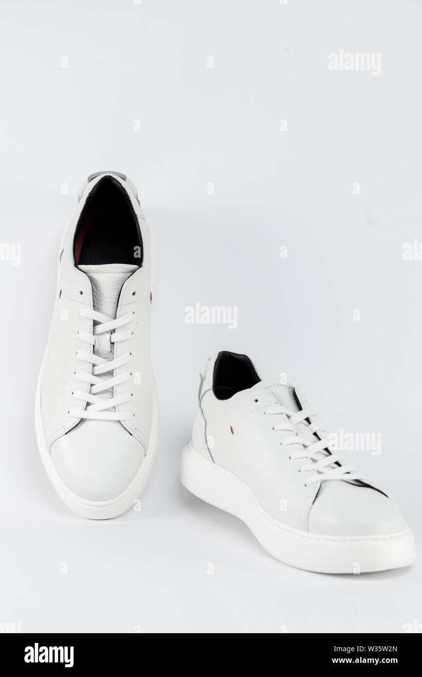 Neue weiße Sneakers sport Herren Schuhe, in der Nähe Stockfoto