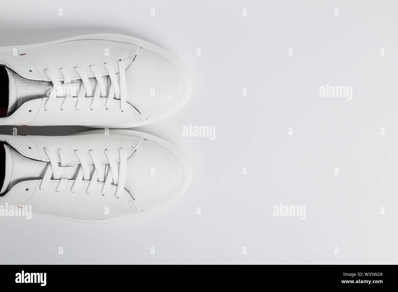 Neue weiße Sneakers sport Herren Schuhe, in der Nähe Stockfoto