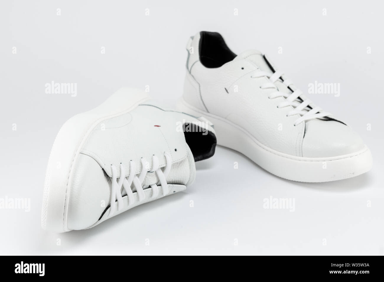 Neue weiße Sneakers sport Herren Schuhe, in der Nähe Stockfoto