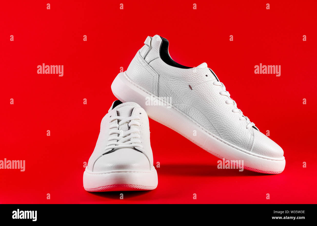 Neue weiße Sneakers sport Herren Schuhe, in der Nähe Stockfoto