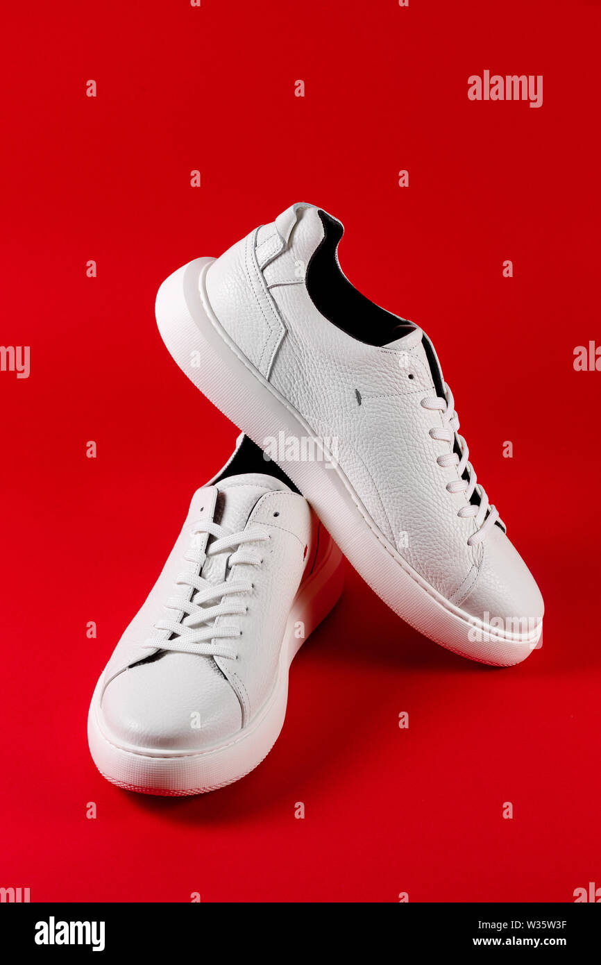 Neue weiße Sneakers sport Herren Schuhe, in der Nähe Stockfoto