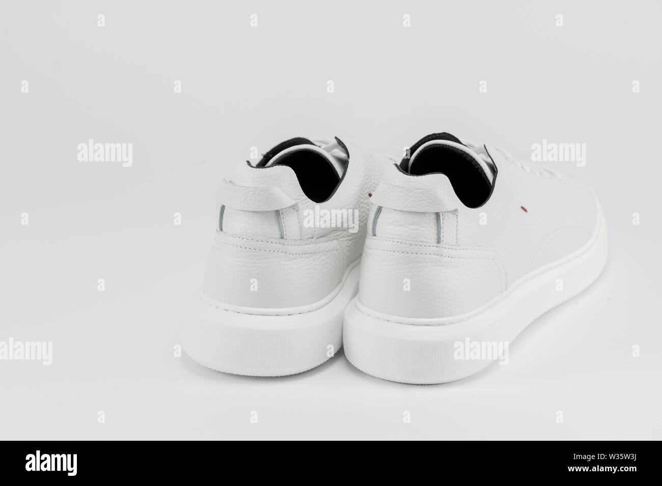 Neue weiße Sneakers sport Herren Schuhe, in der Nähe Stockfoto