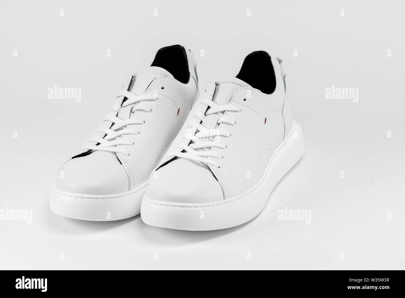 Neue weiße Sneakers sport Herren Schuhe, in der Nähe Stockfoto