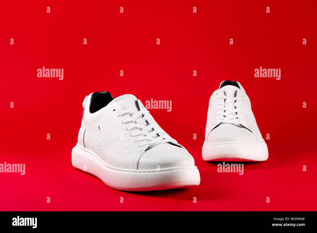 Neue weiße Sneakers sport Herren Schuhe, in der Nähe Stockfoto