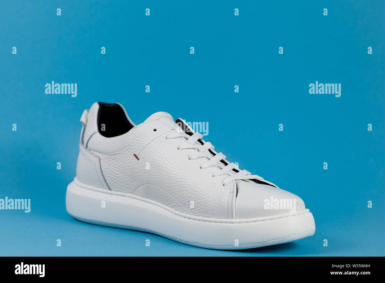 Neue weiße Sneakers sport Herren Schuhe, in der Nähe Stockfoto