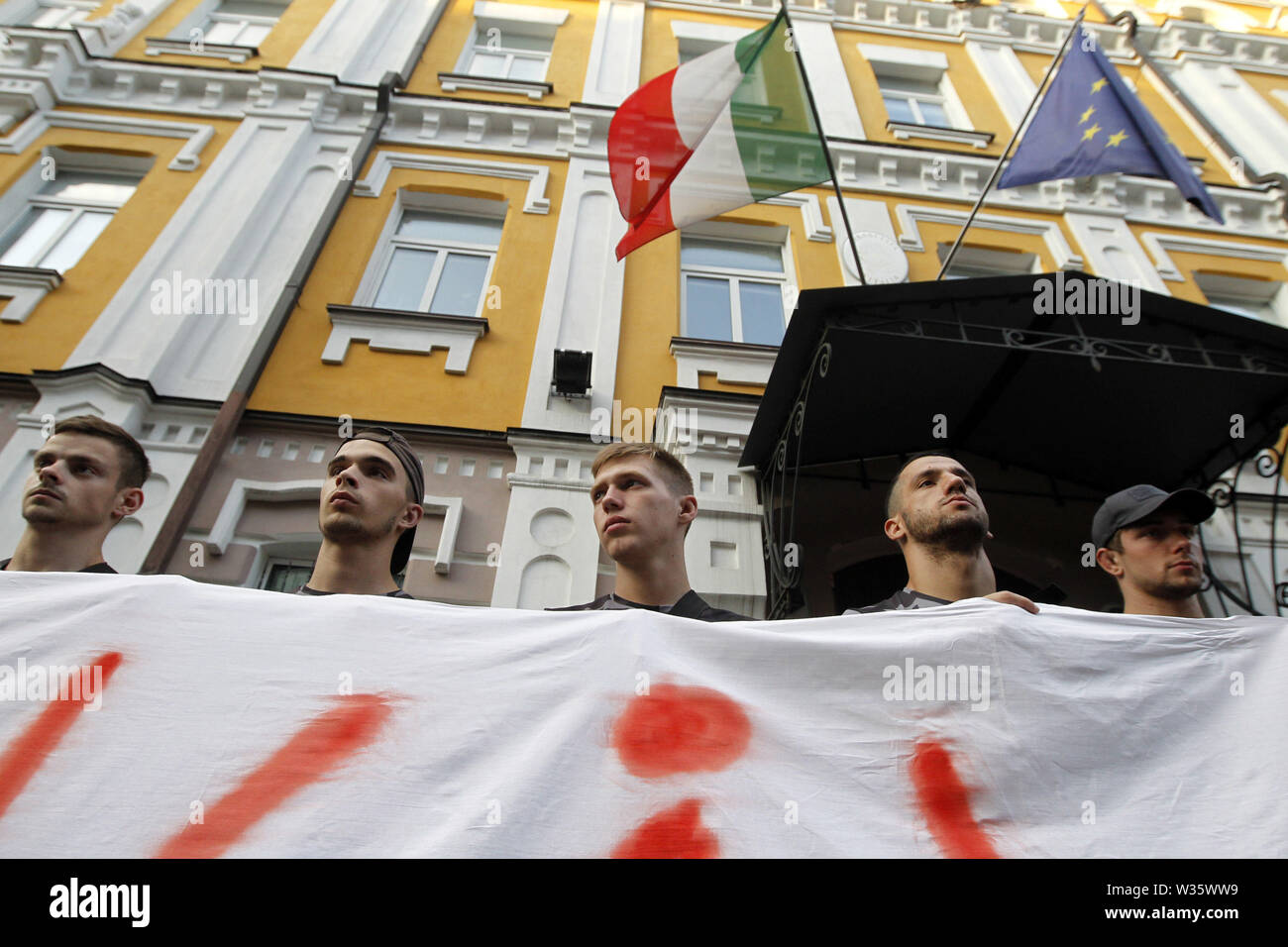 Kiew, Ukraine. 12. Juli, 2019. Ukrainische Aktivisten halten ein Banner anspruchsvolle Version ukrainische Soldaten Vitaliy Markiv, vor die Botschaft von Italien in Kiew, Ukraine, am 12. Juli 2019. Ein italienisches Gericht am 12. Juli 2019 verurteilte einen ukrainischen ehemaligen National Guard commander Vitaliy Markiv auf 24 Jahre im Gefängnis für den Mord an einer Fotografin Andrea Rocchelli und seine Übersetzerin in den frühen Tagen des Konflikts im Osten der Ukraine. Ukrainische Soldaten Vitaly Markiv war im Prozess um die Tötung von Italienischen Fotografin Andrea Rocchelli und seine russische assistant Andrei Mironov im Mai 2014, Th Stockfoto