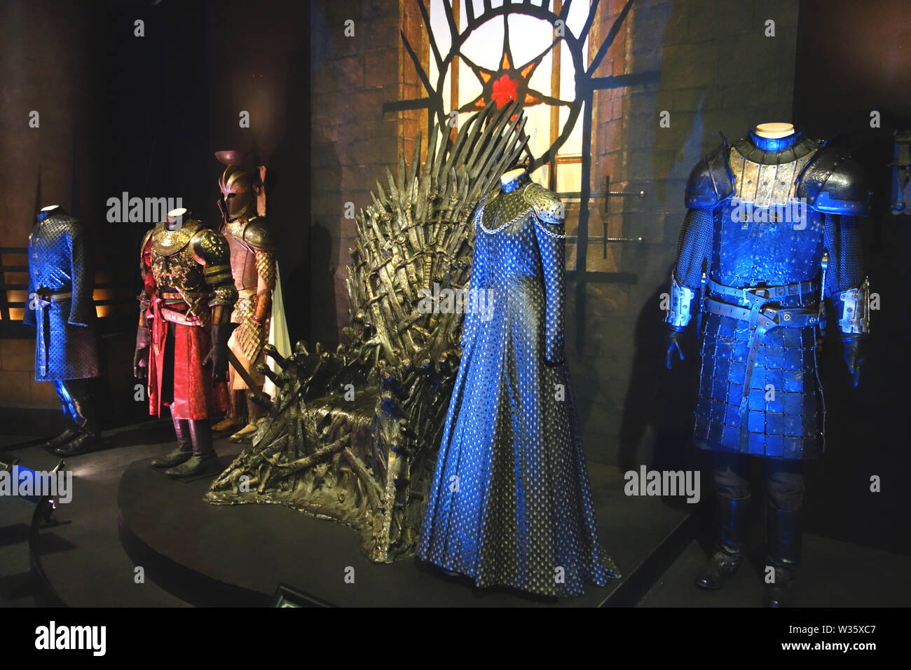 Der eiserne Thron in der Red Kings Landing auf der Anzeige Halten im Spiel der Throne Ausstellung, Belfast, County Antrim, Nordirland, Großbritannien. Stockfoto