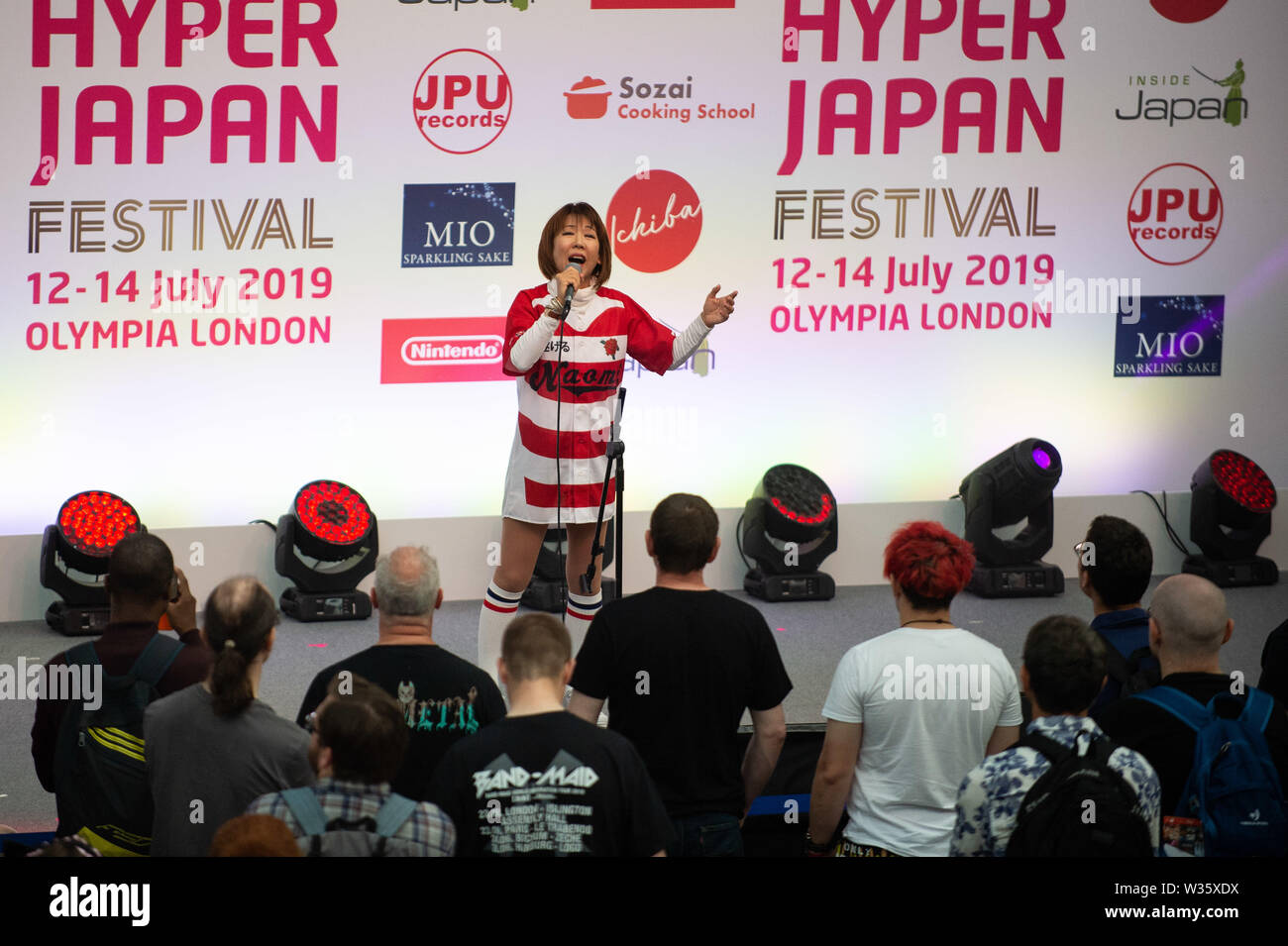 London, Großbritannien. 12. Juli 2019. Naomi Suzuki singen wird die Rugby Wm Hymne auf den HYPER Live Bühne als Teil ihrer Leistung bei HYPER JAPAN Festival 2019 in Olympia. Credit: Quan Van/Alamy leben Nachrichten Stockfoto