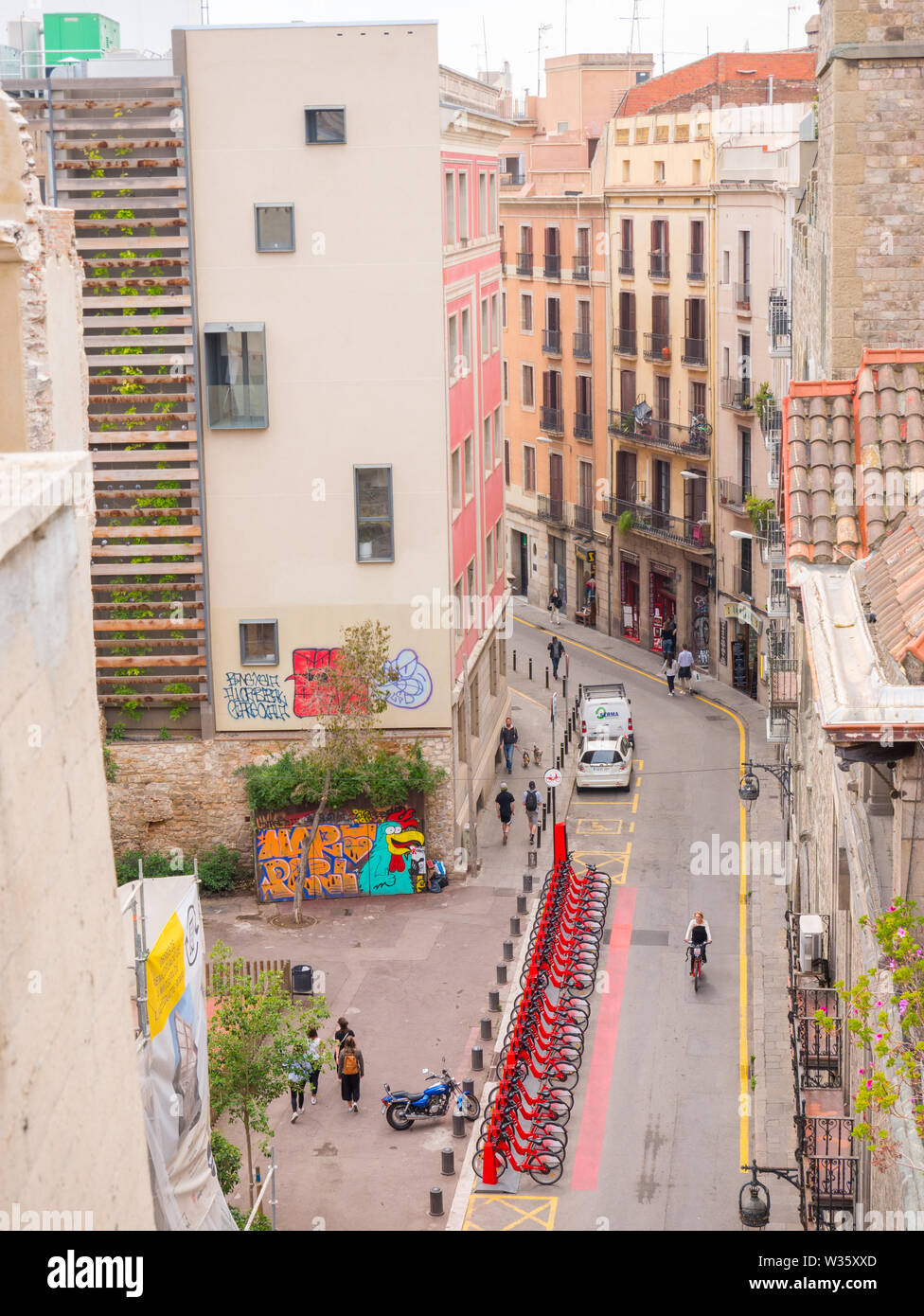 Barcelona, Spanien - Mai 2019. Blick von der Dachterrasse eines alten Straße des Gotischen Viertels von Barcelona, Katalonien. Es ist das Zentrum der Altstadt von Barcelona Stockfoto