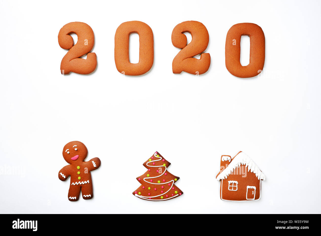 Die Handgefertigten essbar Lebkuchen Inschrift 2020, kleiner Mann, Haus und Neues Jahr Baum auf weißem Hintergrund Stockfoto