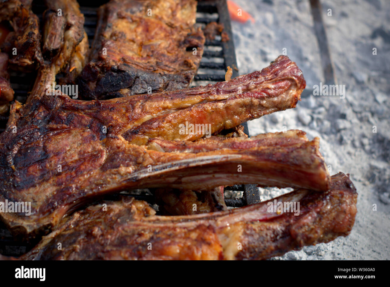 Traditionelle Argentinischer Grill auf den Grill. Nahaufnahme Detail  Stockfotografie - Alamy