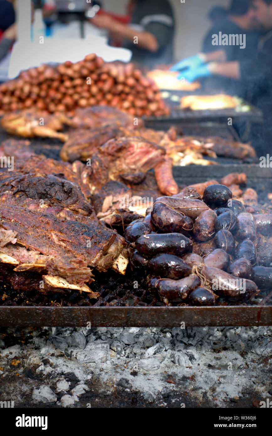 Traditionellen argentinischen "asado" (Grill). Große Stücke Fleisch und Blut Würstchen auf dem Grill. Stockfoto