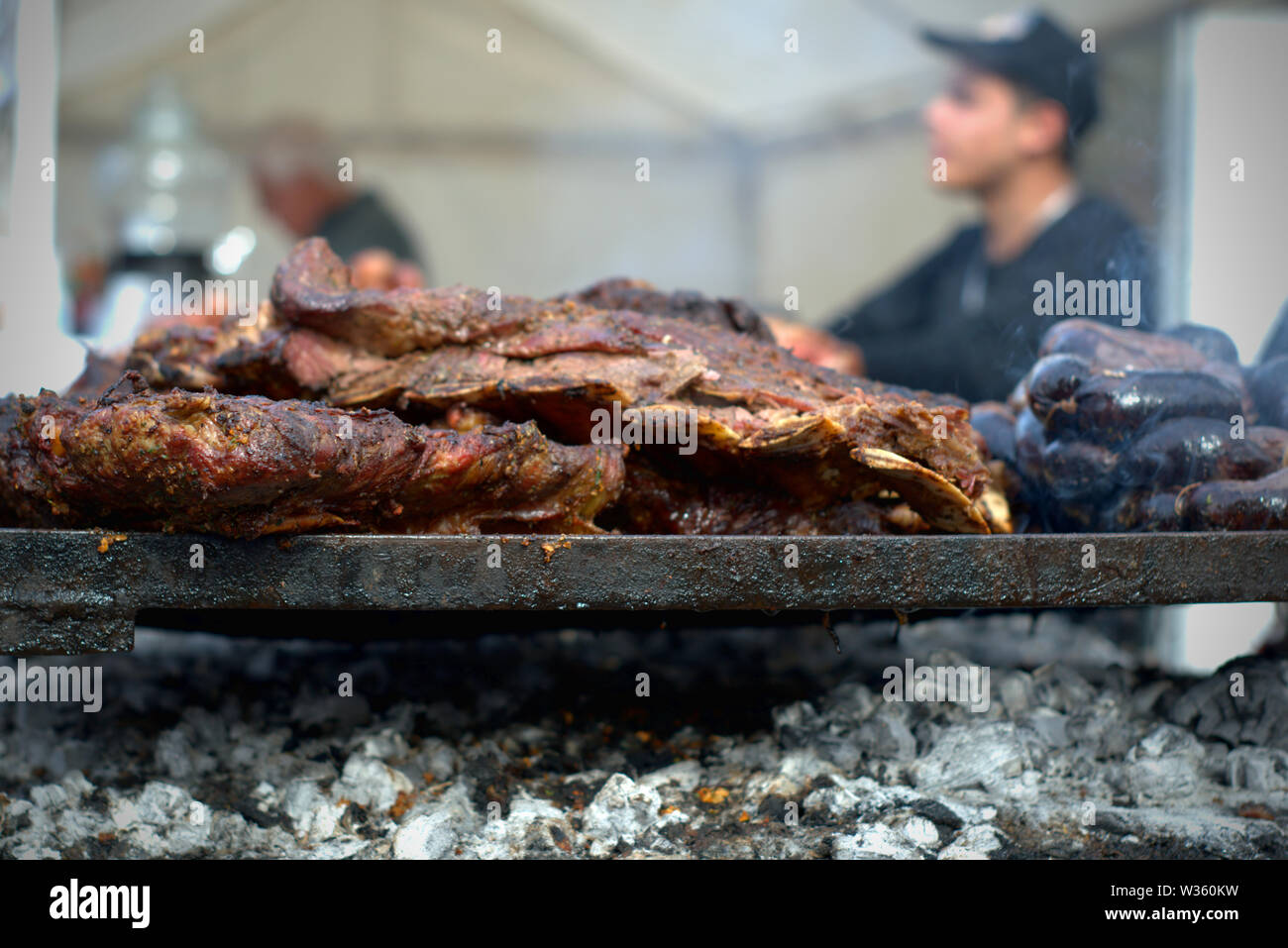 Traditionellen argentinischen "asado" (Grill). Große Stücke Fleisch und Blut Würstchen auf dem Grill. Stockfoto