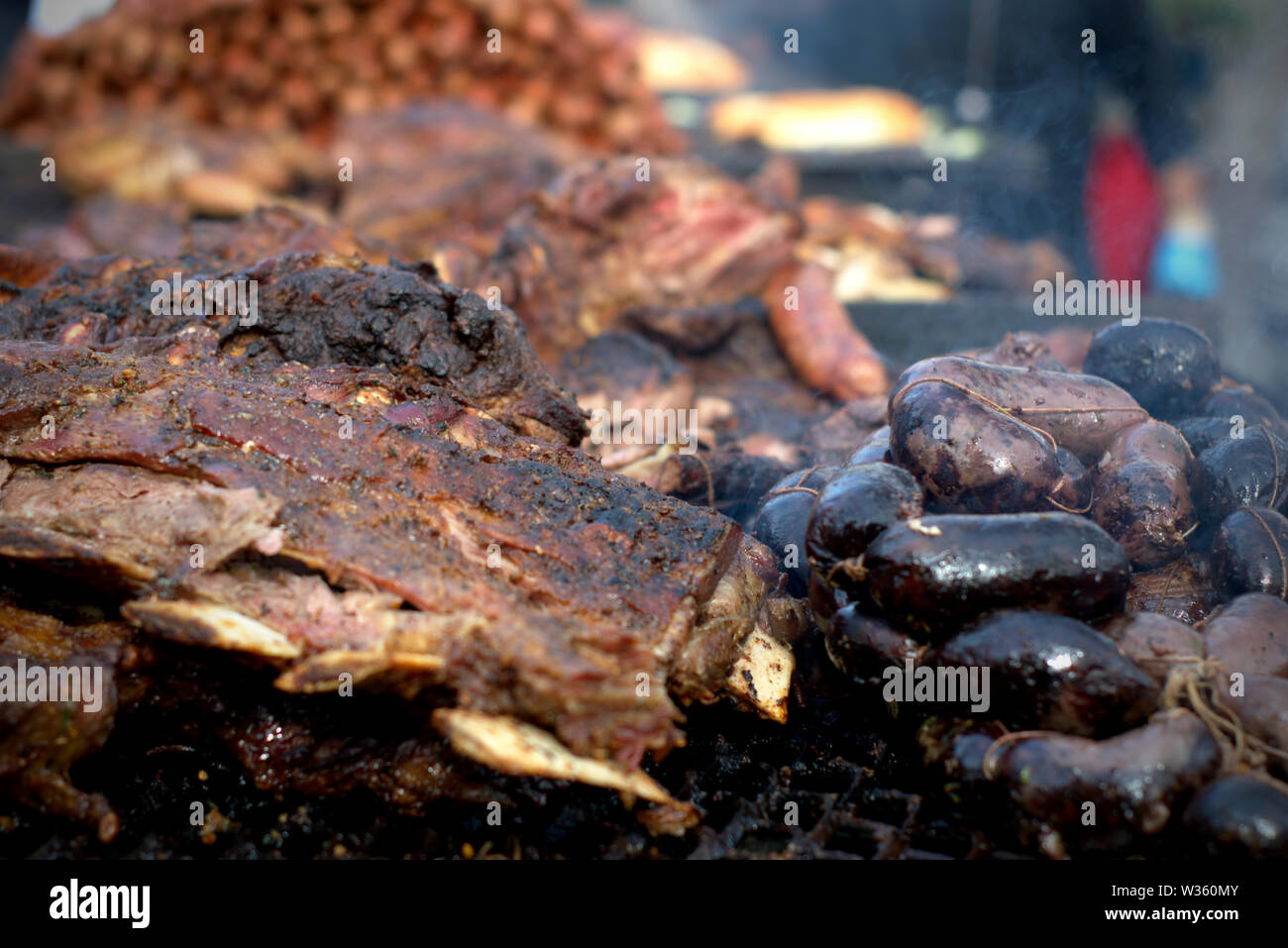 Traditionellen argentinischen "asado" (Grill). Große Stücke Fleisch und Blut Würstchen auf dem Grill. Stockfoto