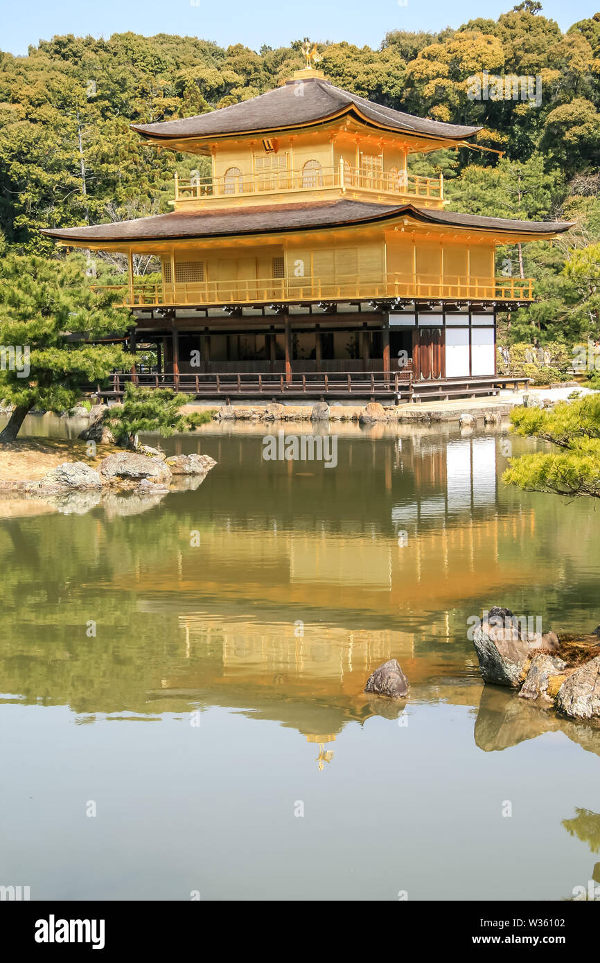 Japanische historischen Palast während der Kirschblüten - Hanami Stockfoto