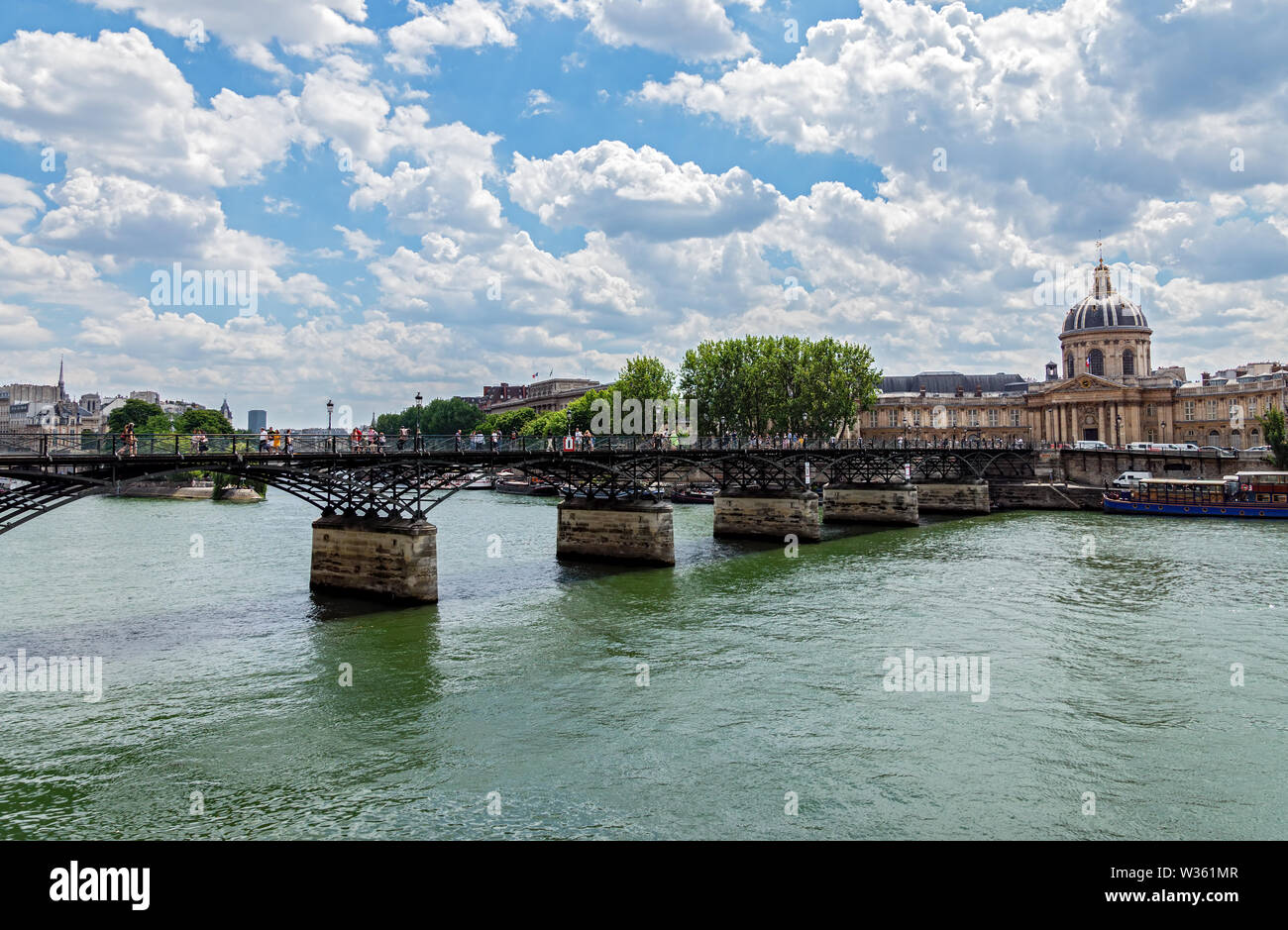Menschen zu Fuß auf Pont des Arts Brücke auf der Seine - Paris Stockfoto