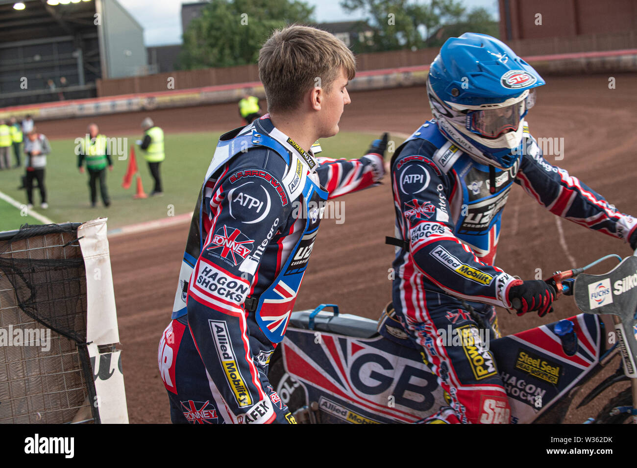 Manchester, Großbritannien. 12. Juli, 2019. MANCHESTER, UK 13. Juli Leon Feuerstein gratuliert Dan Bewley auf seiner Hitze während der FIM Speedway Team U-21 Weltmeisterschaft an den Nationalen Speedway Stadion, Manchester am Samstag, dem 13. Juli 2019 (Quelle: Ian Charles | MI Nachrichten) Credit: MI Nachrichten & Sport/Alamy leben Nachrichten Stockfoto