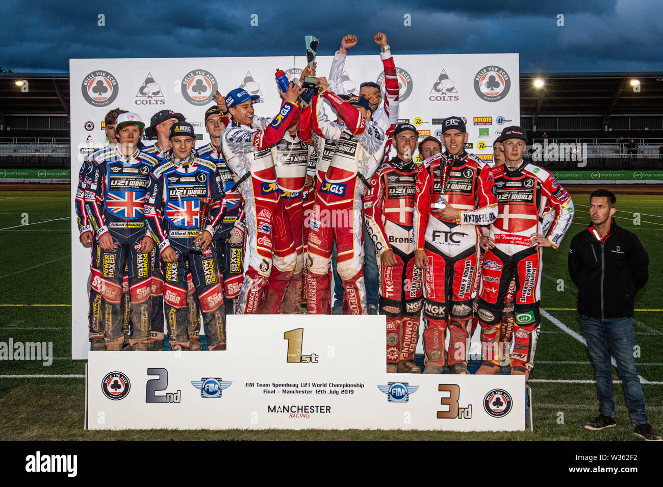 Manchester, Großbritannien. 12. Juli, 2019. MANCHESTER, UK 13. Juli Polen feiern das Team während der FIM Speedway U-21 Weltmeisterschaft an den Nationalen Speedway Stadion, Manchester gewinnen am Samstag, dem 13. Juli 2019 (Quelle: Ian Charles | MI Nachrichten) Credit: MI Nachrichten & Sport/Alamy leben Nachrichten Stockfoto